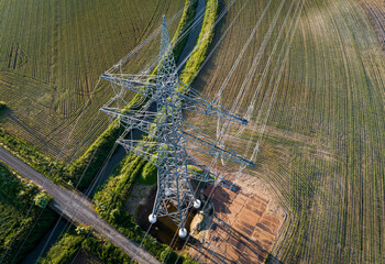 Energiewende - Luftbild, neu installierte Strommasten für Überlandleitungen.