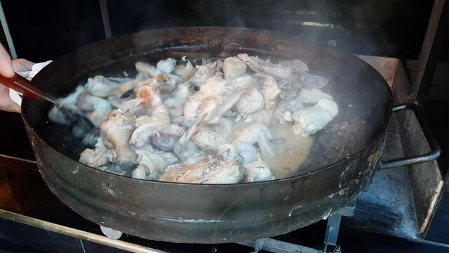 Preparando un delicioso pollo al disco.