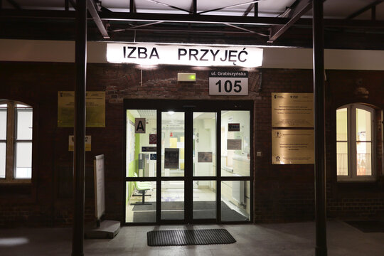Szpitalna izba nagłych przyjęć wieczorem.
