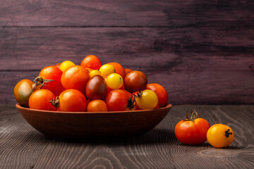 Fototapeta na wymiar tomatoes in a bowl on a wooden table