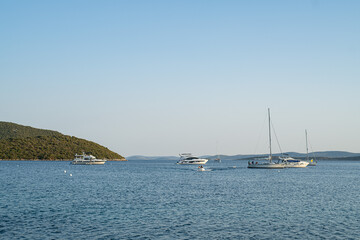 Insel Pasman in Kroatien bei strahlendem Sonnenschein  und blauem Himmel im Sommer