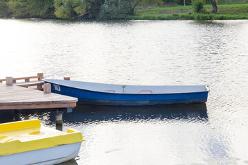 Fototapeta na wymiar blue boat at the pier