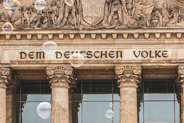 Bundestag "Dem deutschen Volke" mit Seifenblasen 