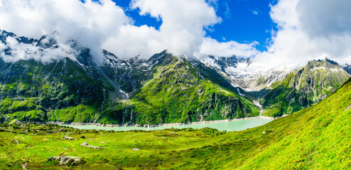 Fototapeta na wymiar Alpin Wandern in der Schweiz - Göschneralp