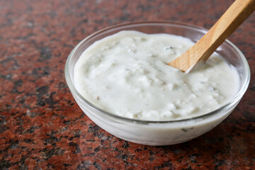 大理石に置かれたガラスのボウルに入ったタルタルソース