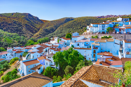 Pueblo con casa pintadas de azul en la sierra entre monta&ntilde;as desde J&uacute;zcar, en la provincia de M&aacute;laga, Andaluc&iacute;a, Espa&ntilde;a.