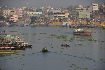 バングラデシュのダッカ。
川沿いの古い街並み。
川を行き交うタンカーやボート。