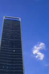 Fototapeta na wymiar Edificio con nube