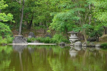 Fototapeta na wymiar 新緑に包まれた日本庭園の情景＠大阪
