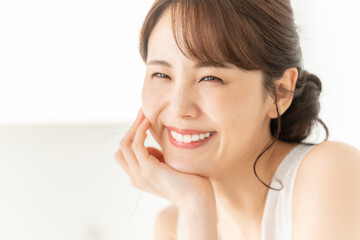 白い歯　女性