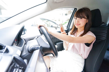 スマホを使いながら運転する女性