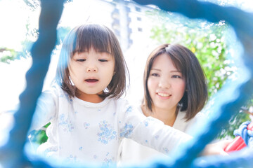 屋外で遊ぶ子供