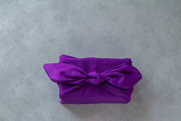 紫色の風呂敷に包まれた贈り物 - obrazy, fototapety, plakaty