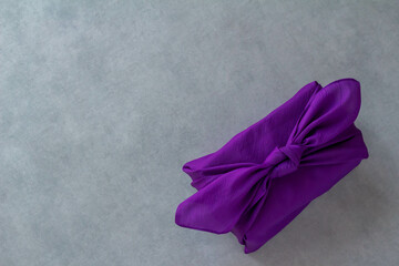紫色の風呂敷に包まれた贈り物