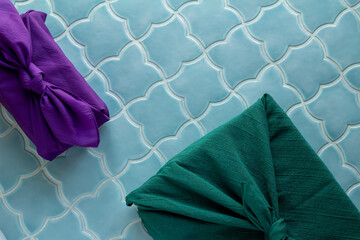 緑色と紫色の風呂敷に包まれた贈り物