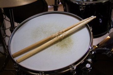 Fototapeta na wymiar broken drumsticks on snare drum