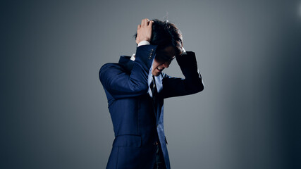 頭を抱えるビジネスマン