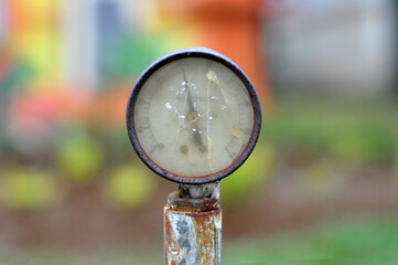 Naklejka premium Close up old water and gas pressure meters blur background
