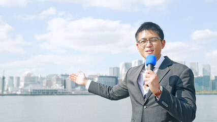 街を紹介する男性レポーター