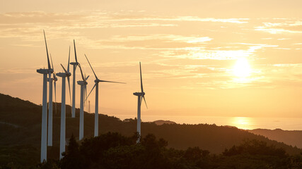風力発電の風車。風力を使用したクリーンでエコロジーな発電。