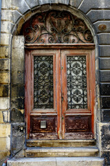 Fototapeta na wymiar Abandoned places, old wooden door in Bordeaux, Nouvelle-Aquitaine, France