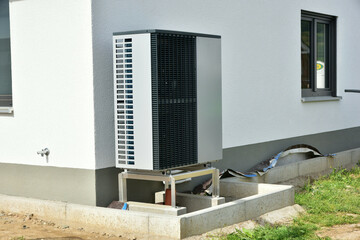 Wärmepumpe, Klimaanlage, Luftwärmepumpe für Heizung und Warmwasser vor einem neu gebauten...