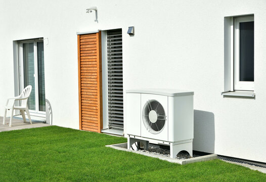 Luftwärmepumpe/Klimaanlage für Heizung und Warmwasser an einem neu gebauten Wohnhaus