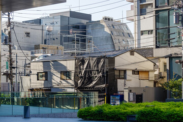 東京、南青山の散策。よく晴れた朝。新旧の建物に会う