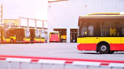 Photo sur Plexiglas Bus rouge de Londres Stationnement des bus de la ville sur le dépôt de bus.