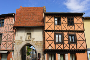 La porte Franchise (15è siècle) et ses maisons colorées à Saint-Juste-Saint-Rambert (42170), département de la Loire en région Auvergne-Rhône-Alpes, France