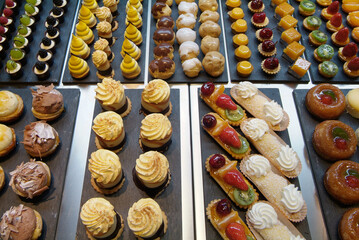 Escaparate de pasteles de la pastelería Don Manuel en Bilbao