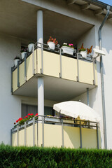 Fassade eines Mehrfamilienhauses mit Balkonen, Nordrhein-Westfalen, Deutschland, Europa