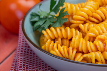 assiette de fusilli à la sauce tomate en gros plan	