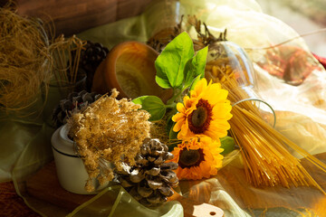 Girasoles en temporada de otoño , composición decorativa con pasta alimenticia  dentro de una...