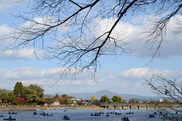 京都　嵐山　大堰川と渡月橋とボート