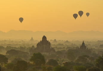 Fototapeta na wymiar Beautiful sunrise scene in Bagan, Myanmar