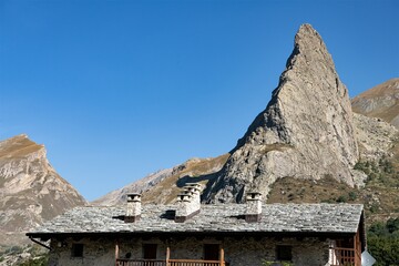 Die Felsenspitze des steilen,  2402 Meter hohen Rocca Provenzale bei Chiappers im hinteren Val...
