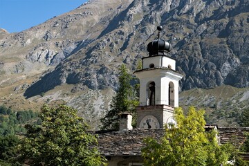 Fototapeta na wymiar Der Kirchturm des Bergdorfes von Chiappera, dem letzen Ort im 37 km langem Val Maira im Piemont, Italien