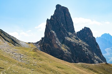 Obraz premium Zwei beliebte Kletterberge - Der 2452 m hohe Monte Castello und der 2004 m hohe Rocca Provenzale im hinteren Valle Maira in den Cottischen Alpen im Piemont, Italien