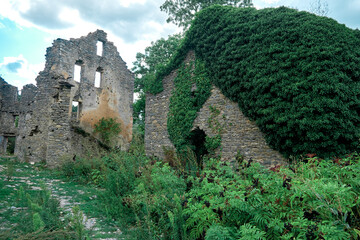 Fototapeta premium Ruins of the abandoned village of Janovas in the Pyrenees, Spain