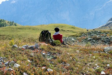 Rast und Entspannung w&auml;hrend einer Alpenwanderung, an einem Sommertag - Erholung f&uuml;r K&ouml;rper und Seele