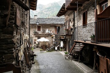 Gasse im alten Bergdorf Marmora nahe des Vall de Maira im Piemont