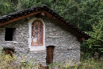 Christliches Wandgemälde an einer  alten Mühle  in einem Seitental des Valle Maira, Piemont- ...