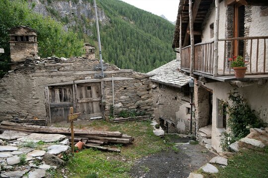 Verfall und Erhalt -  Alte Steinh&auml;user im Val Maira, einem Tal in den Cottischen Alpen, was nahezu entv&ouml;lkert war und nun wieder besiedelt  und touristisch entdeckt wird