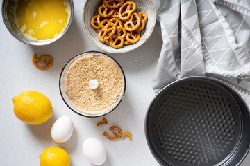 Steps for making a simple lemon tart with crackers and creme filling.