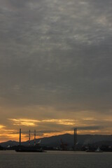 Fototapeta premium SDGs環境と自然！コンビナートと瀬戸内海の夕日 山口県周南市