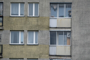 okna i balkony w starym bloku z płyty w Polsce, Warszawa © Arkadiusz