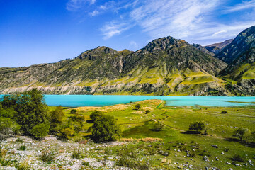 Fototapeta premium The scenery of the blue lake surrounded by mountains