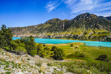 Fototapeta na wymiar The scenery of the blue lake surrounded by mountains