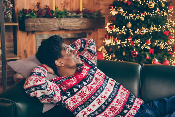 Photo portrait man laying on sofa relaxing on xmas holidays near decorated tree
